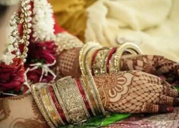 आश्चर्य : बॉयफ्रेंडने प्रेमात दिला धोका, नंतर त्यात्याच वडिलांशी केले लग्न आणि मग…