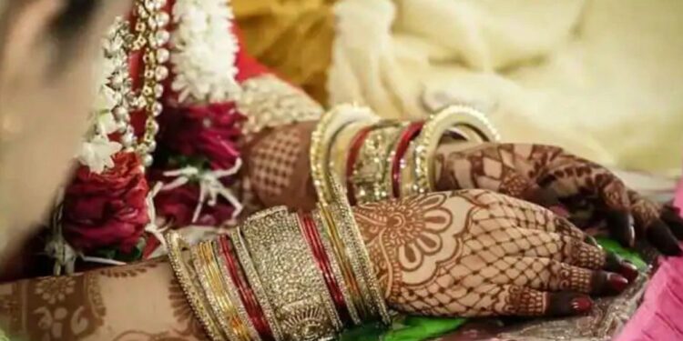 आश्चर्य : बॉयफ्रेंडने प्रेमात दिला धोका, नंतर त्यात्याच वडिलांशी केले लग्न आणि मग…