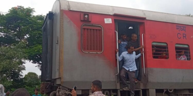 चाळीसगाव तालुक्यात रेल्वेचा मोठा अपघात टळला ; अर्धी ट्रेन गेली पुढे, अर्धी राहिली मागे!