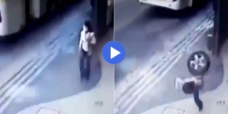 रस्त्याने चालणाऱ्या मुलीसोबत घडला असा भीषण अपघात, पहा घटनेचा Video