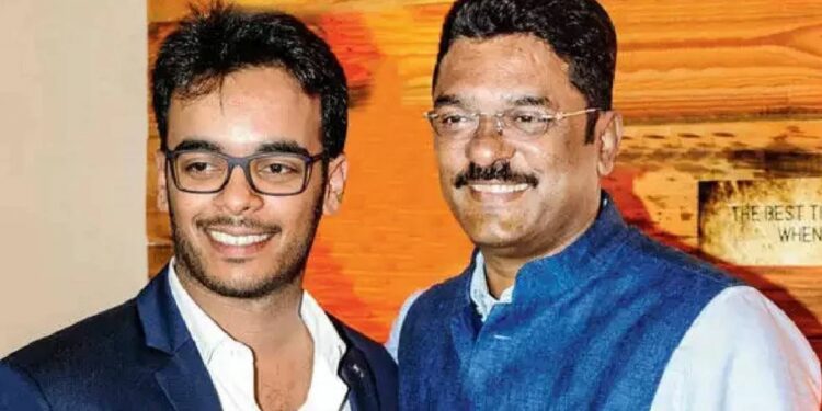 मोठी बातमी ! प्रताप सरनाईक यांच्या पुत्राची युवासेनेतून हकालपट्टी