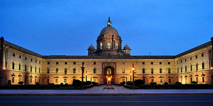 राष्ट्रपती झाल्यावर किती पगार मिळतो? आणि कोण-कोणत्या सुविधा मिळतात, जाणून घ्या