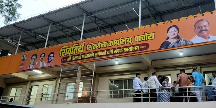 पाचोरा शिवसेना कार्यालयावरून आमदार किशोरअप्पा पाटील यांचे बॅनर उतरवले !