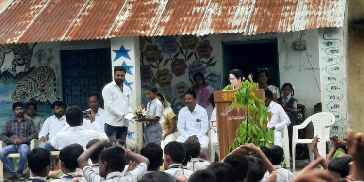 मनुर बुद्रुक येथे स्वातंत्र्य दिनानिमित्त स्वातंत्र्याचा अमृत महोत्सव साजरा