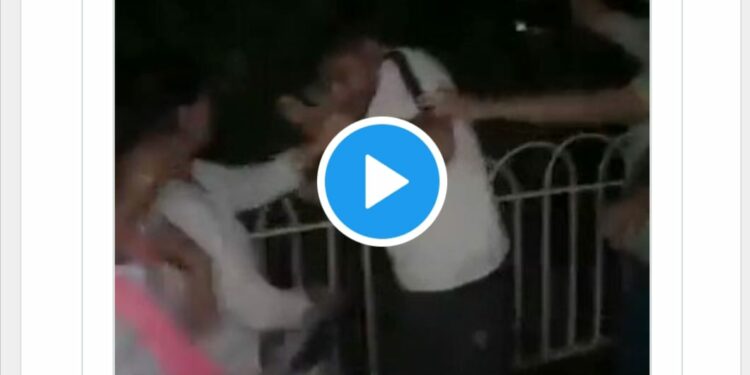 VIDEO : पतीला रोमान्स करतांना रंगेहात पकडले, पत्नीने धो… धो… धुतला, व्हिडीओ व्हायरल