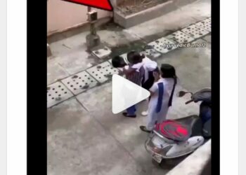 व्हायरल व्हिडीओ : रहिवाशी बिल्डिंगच्याखाली प्रेमी युगल बेधुंद होतं थिरकले, पुढे काय झालं ते पहाचं…