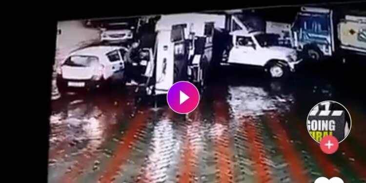 पेट्रोल पंपावर अचानक मोठी दरड कोसळली ; घटनेचे सीसीटीव्ही फुटेज व्हायरल