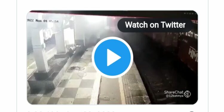 क्रूरता ; पत्नीला पतीने ट्रेन खाली ढकलल्याचा संतापजनक व्हिडीओ समोर