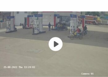 …तो अचानक आला आणि त्या महिलेवर सपासप तलवारीने वार करू लागला…. धक्कादायक घटना सीसीटीव्ही कॅमेरात कैद