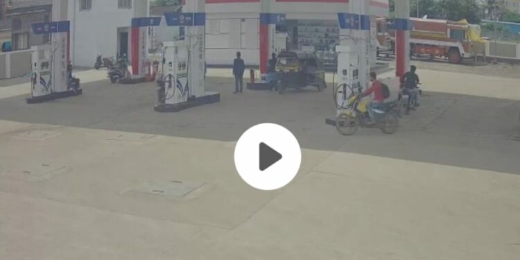 …तो अचानक आला आणि त्या महिलेवर सपासप तलवारीने वार करू लागला…. धक्कादायक घटना सीसीटीव्ही कॅमेरात कैद