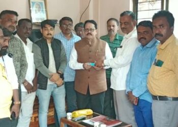 ज्येष्ठ पत्रकार कै. नामदेवराव भोसले यांच्या कुटुंबियांना महाराष्ट्र राज्य पत्रकार संघटनेकडून पन्नास हजाराचे अर्थसहाय्य : जेष्ठ संपादक संजय भोकरे यांनी भोसले कुटुंबियांच केलं सांत्वन