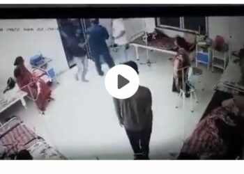 व्हिडीओ ; संतप्त झालेल्या रुग्णाच्या 4-5 नातेवाईकांनी रुग्णालयात ठेवलेल्या खुर्ची, स्टँड आणि हाताने डॉक्टरला बेदम मारहाण