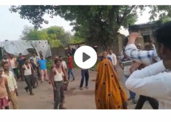 VIDEO ; वीज चोरी रोखण्यासाठी गेलेल्या वायरमनास लाकडी दांड्याने मारहाण ; पहा व्हिडीओ