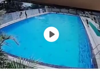 धक्कादायक ; स्विमिंग पूलमध्ये पोहतांना तरुणाला हार्टअटॅक ; सिसिटीव्ही मध्ये घटना कैद, व्हिडीओ पहा