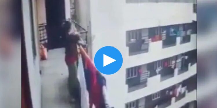 पोटच्या आईने 4 वर्षाच्या मुलीला चौथ्या मजल्यावरून फेकलं, घटना CCTV कॅमेऱ्यात कैद