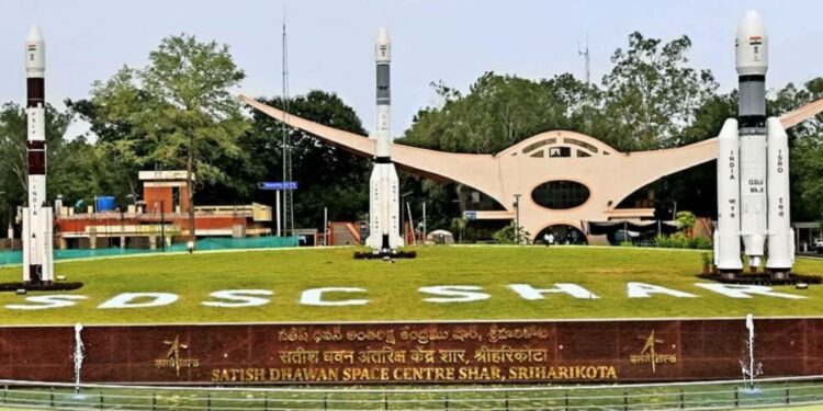 ISRO मध्ये सरकारी नोकरीची संधी.. पगार 1.5 लाखापर्यंत मिळेल