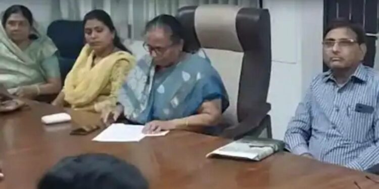 मंदाकिनी खडसेंसह 11 जणांविरोधात पोलिसांत तक्रार, जळगावात राजकारण तापलं