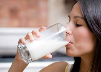 कच्चे दूध पिणे आरोग्यासाठी फायदेशीर की हानिकारक? सत्य काय आहे ते जाणून घ्या