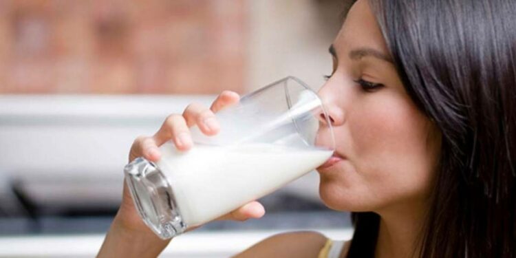 कच्चे दूध पिणे आरोग्यासाठी फायदेशीर की हानिकारक? सत्य काय आहे ते जाणून घ्या