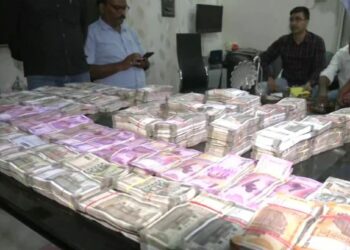 Video : अबब.. अभियंत्याच्या घरावरील छापेमारी सापडली ‘इतक्या’ कोटीची रोकड