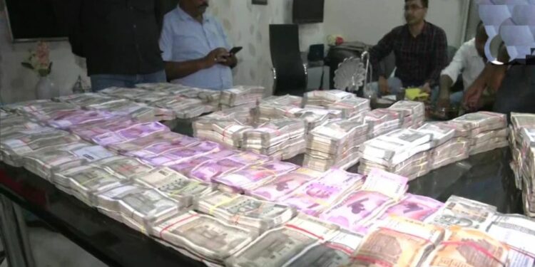 Video : अबब.. अभियंत्याच्या घरावरील छापेमारी सापडली ‘इतक्या’ कोटीची रोकड