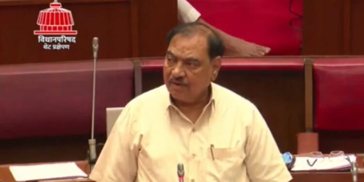 आता खडसे यांचा सभागृहात पेनड्राइव्ह सादर, नेमकं आहे काय त्यात?