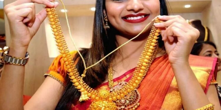 आज सोने स्वस्त की महाग? खरेदीपूर्वी जाणून घ्या ताजे दर