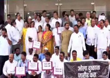 ‘खाऊन 50 खोके माजलेत बोके, विरोधकांच्या घोषणाबाजीनं विधानभवनाचा परिसर दणाणला