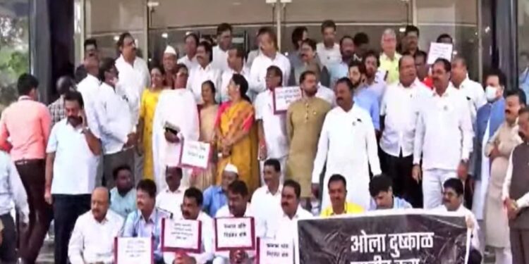 ‘खाऊन 50 खोके माजलेत बोके, विरोधकांच्या घोषणाबाजीनं विधानभवनाचा परिसर दणाणला