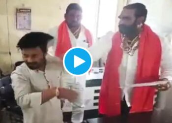 शिंदे गटातील आ. संतोष बांगरांनी लगावली व्यवस्थापकाच्या कानशिलात ; पहा हा Video
