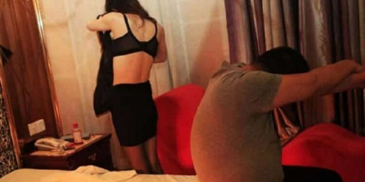 जळगावात दोन हॉटेलमधून डझनभर प्रेमीयुगलांना पकडले