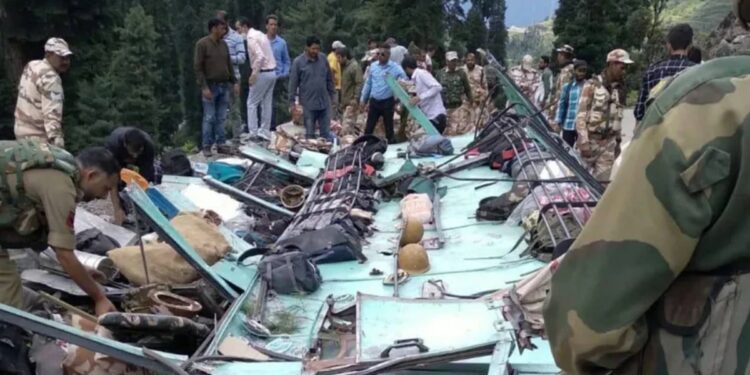 मोठी दुर्घटना : ITBP च्या 39 जवानांना घेऊन जाणारी बस दरीत कोसळली,  6 जवान शहीद