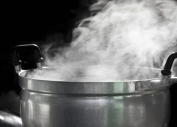 धक्कादायक ! झोपेत असलेल्या नवऱ्याच्या प्रायव्हेट पार्टवर बायकोनं ओतलं उकळतं पाणी