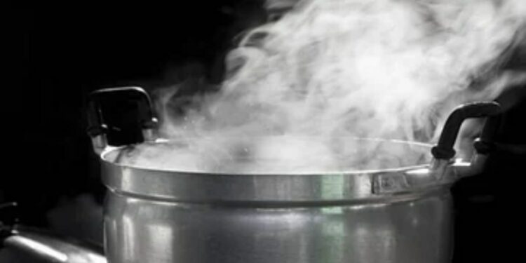 धक्कादायक ! झोपेत असलेल्या नवऱ्याच्या प्रायव्हेट पार्टवर बायकोनं ओतलं उकळतं पाणी