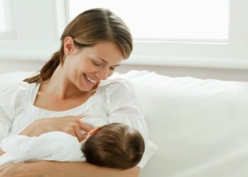 सहा महिन्यांपर्यंत फक्त अंगावरचेच दूध, बाटलीने कधीच पाजू नका…