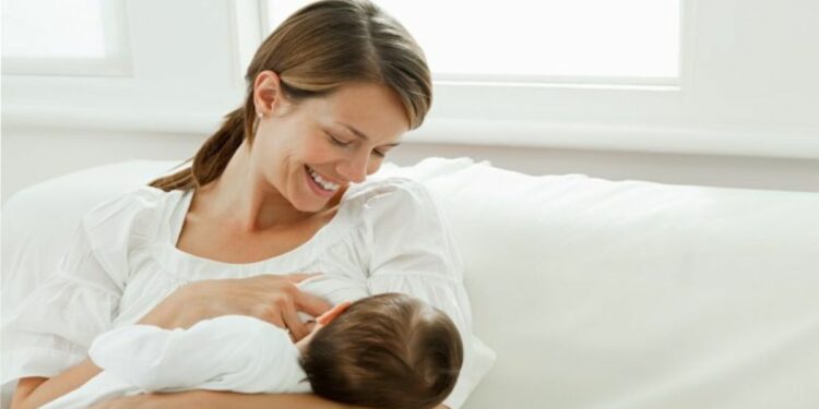 सहा महिन्यांपर्यंत फक्त अंगावरचेच दूध, बाटलीने कधीच पाजू नका…