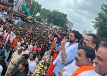 जळगावात आदित्य ठाकरेंचा शिंदे गटावर जोरदार हल्ला, म्हणाले..