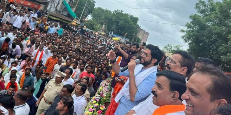 जळगावात आदित्य ठाकरेंचा शिंदे गटावर जोरदार हल्ला, म्हणाले..