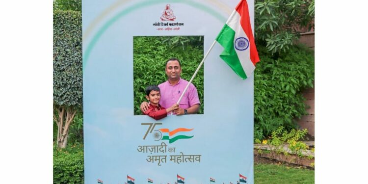 ‘हर घर तिरंगा’ उपक्रमात जैन उद्योग समूहातर्फे 8000 सहकाऱ्यांना घरावर लावण्यासाठी राष्ट्रध्वज वितरित होणार