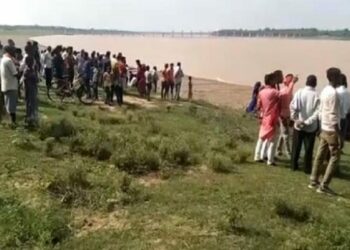 मोठी बातमी : यमुना नदीत प्रवाशांनी भरलेली बोट उलटली ; २० जण बुडाल्याची भीती