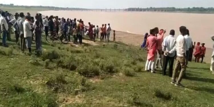 मोठी बातमी : यमुना नदीत प्रवाशांनी भरलेली बोट उलटली ; २० जण बुडाल्याची भीती