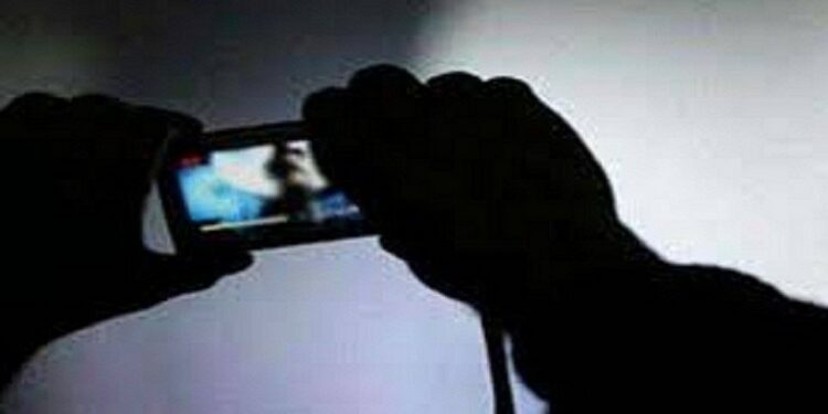 धक्कादायकचं ; छुप्या कॅमेऱ्याने कपडे बदलताना, अंघोळ करतानाचे व्हिडीओ शूट करायचे ; पोलिसांनी ठोकल्या बेड्या