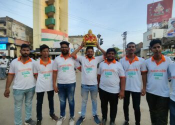 ५० खोके, एकदम ओके’, असलेला टीशर्ट युवासेनेच्या पदाधिकाऱ्यांनी केला परिधान