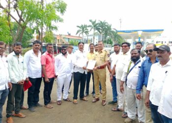 सेवानिवृत्त जवानास अमानुषपणे मारहाण करणाऱ्या चोपडा येथील पोलीस निरीक्षकावर कारवाई करा – रयत सेनेची मागणी