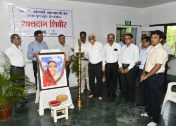 स्व. कांताबाई जैन यांच्या १७ व्या श्रद्धावंदनदिनी ५२५ सहकाऱ्यांनी केले उत्स्फूर्त रक्तदान विविध संस्थांमध्ये अन्नदान कार्यक्रम