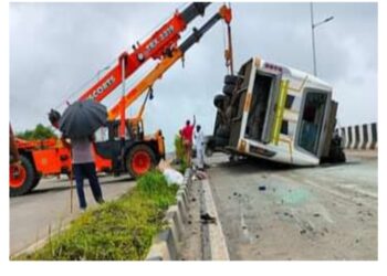 वळसंग हद्दीत भाविकांची ट्रॅव्हल बस उलटून एक ठार : सहा जखमी