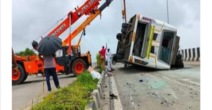 वळसंग हद्दीत भाविकांची ट्रॅव्हल बस उलटून एक ठार : सहा जखमी