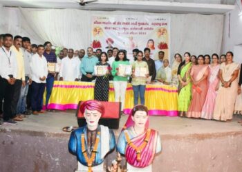 अखिल भारतीय श्री संत सावतामाळी युवक संघाच्या वतीने चोपडा तालुक्यातील माळी समाजातील गुणवंत विद्यार्थ्यांचा सत्कार