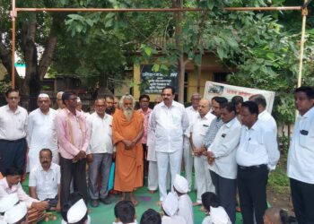 अमळनेर येथे श्रीक्षेत्र कपिलेश्वर मंदिर संस्थानचे तहसीलदार आवारातच भजन आंदोलन