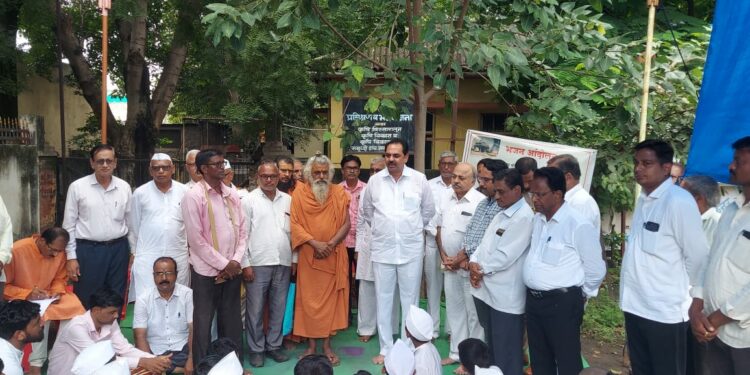 अमळनेर येथे श्रीक्षेत्र कपिलेश्वर मंदिर संस्थानचे तहसीलदार आवारातच भजन आंदोलन